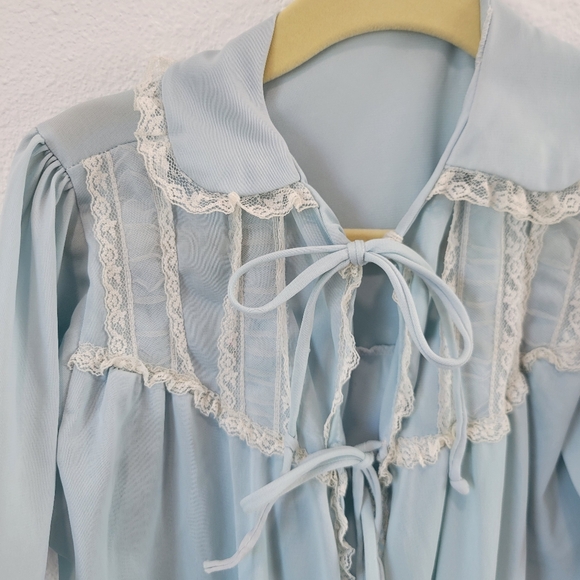 Vintage Little Girls Light Blue Satin Robe Short Sleeve Lace Tie Front XS/S - Picture 2 of 3